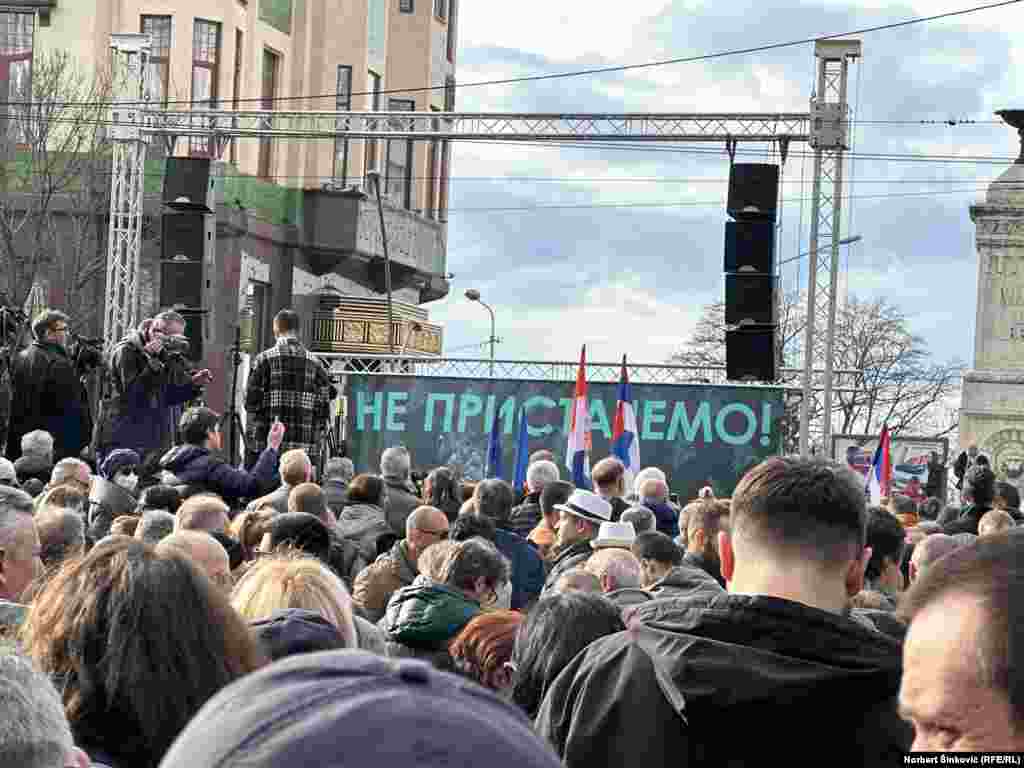 &#39;Ne pristajemo&#39;, pisalo je na jednom od plakata na bini odakle je krenuo protest. Beograd, 30. decembar 2023.