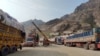 اتهامات ضد و نقیض مقامات پاکستان و طالبان به بسته شدن گذرگاه تورخم به روی موترهای باربری