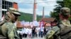 Austrijske mirovne snage NATO stoje dok zaposleni u lokalnoj bolnici predvode protestni marš kosovskih Srba od centra Mitrovice ka opštini Zvečan, na severu Kosova, 19. juna 2023. godine.