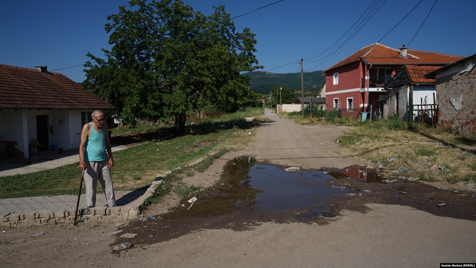Shukrija Sherifoviq thotë se ujërat e zeza derdhen afër oborrit të shtëpisë së tij në Graçanicë, sepse ai jeton në fund të rrugës. 19 korrik 2023.