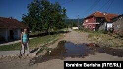 Šukrija Šerifović, kome se kanalizacija sliva pored kuće