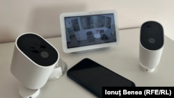 Două camere video conectate la Internet și un dispozitiv de tip smart-home pe care se pot afișa imaginile captate.
