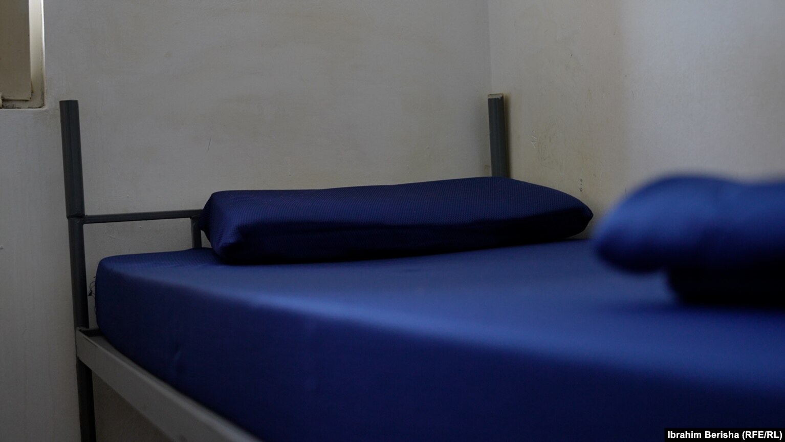 Një shtrat i qelisë së burgut në Qendrën e Paraburgimit në Gjilan.