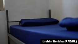 Një shtrat i qelisë së burgut në Qendrën e Paraburgimit në Gjilan.