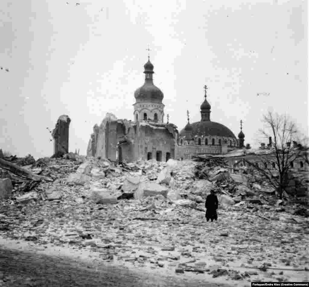 U novembru 1941., katedrala Uspenja lavre uništena je u eksploziji. Većina izvještaja tadašnjih ukrajinskih vlasti zaključila je da je sovjetska Crvena armija u povlačenju uništila zdanje, dok ruski izvori navode da iza zločina stoje njemačke trupe.