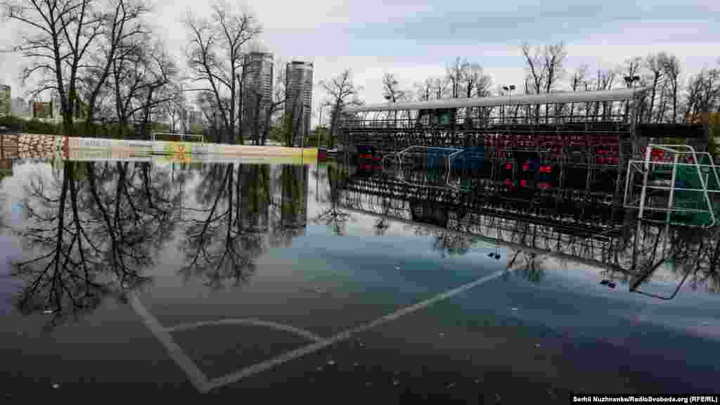 Футбольне поле в районі Гідропарку. Цьогоріч рівень води у Дніпрі на 0,5-1 метр перевищує минулорічний