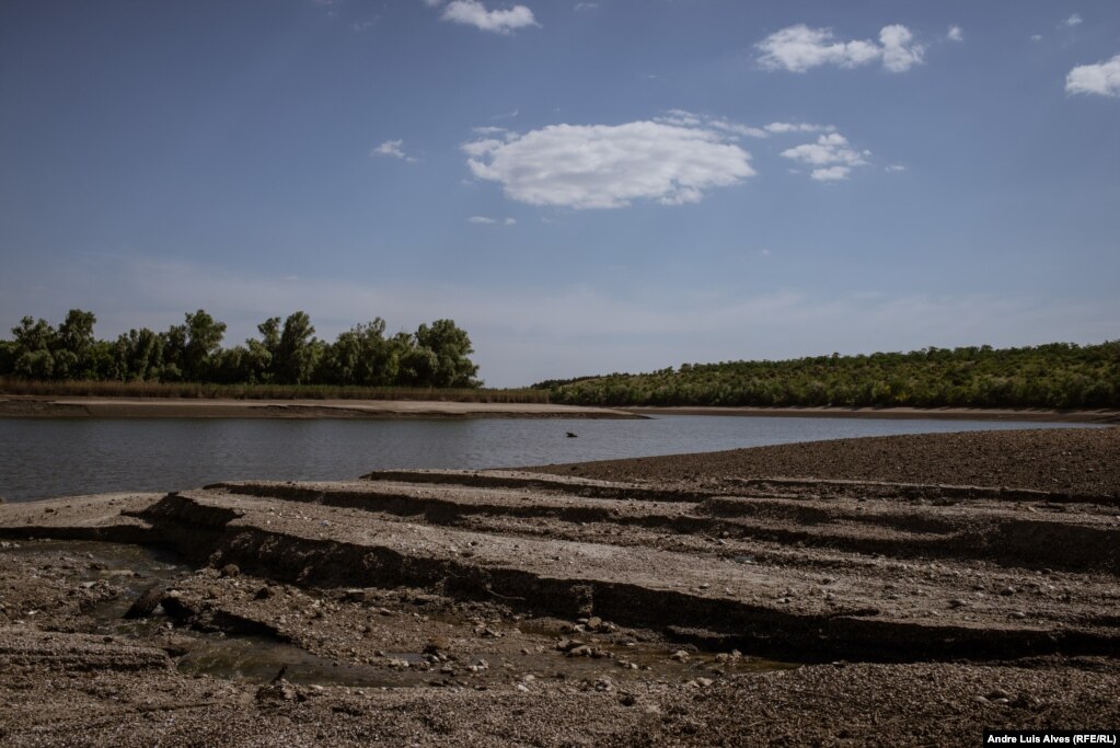 Niveli i ujit po bie në një lumë në Parkun Natyror Kombëtar Kamyanska Sih.