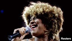 Këngëtarja Tina Turner gjatë një performance. 