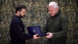 Președintele Ucrainei, Volodimir Zelenski, înmânează titlul „Oraș-erou al Ucrainei” primarului din Harkov, Ihor Terehov, Harkov, 22 martie 2023