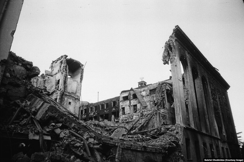 Un edificio distrutto vicino al parlamento georgiano che è stato successivamente demolito.