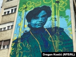 Mural Jelisavete Načić, Ulica kralja Petra 70, Beograd. Prva je diplomirana arhitektica u istoriji Srbije. Pre više od stotinu godina u Beogradu je projektovala školu Kralj Petar Prvi, crkvu Aleksandra Nevskog i Malo stepenište u parku Kalemegdan.