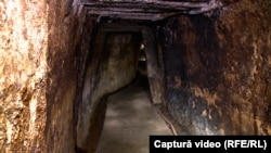 În Roșia Montană sunt aproximativ 7 kilometri de galerii subterane romane, considerate unice în lume și exemple de pionierat în minerit la nivel mondial. Sunt vizitabile mai puțin de 200 de metri.