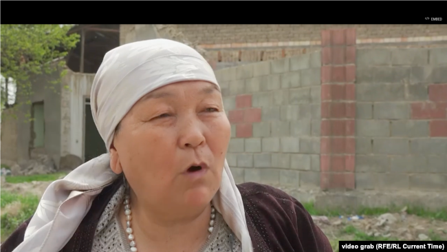 Барак қишлоғи яшовчиси уйини ташлаб чиқишдан олдин.