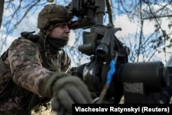 Украинский военный наводит на цель гаубицу М777, Марьинка, декабрь 2023 года