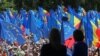 Președinta Parlamentului European, Roberta Metsola, și președinta Republicii Moldova, Maia Sandu, privesc participanții de la mitingul de susținere a parcursului european al țării, în Chișinău, pe 21 mai 2023.