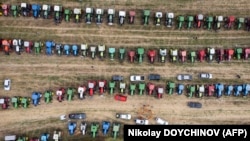 Трактори, паркирани на поле в Долни Богров край София по време на протест срещу вноса на украинско зърно в България, 19 септември 2023 г.