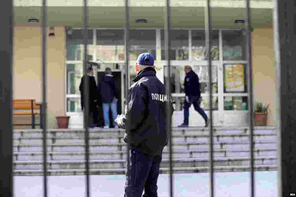 МАКЕДОНИЈА -&nbsp;Само две дојави за бомби имало откако се воведени новите протоколи за функционирање во услови на дојава за експлозивни направи, изјави на 16 март министерот за внатрешни работи Оливер Спасовски.