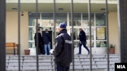 Policia shihet në vendngjarje pas alarmit të rremë për bombë në shkollën e mesme "Gjorgi Dimitrov" në Shkup, shkurt 2023.