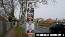 Választási plakát Budapesten, a Nagykőrösi úton 2022. március 30-án. Legfelül Kunhalmi Ágnes, az MSZP társelnöke, alul Lévai István Zoltán, a Fidesz–KDNP képviselőjelöltje