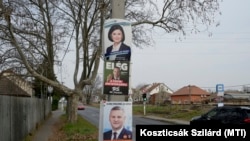 Afișe electorale ale partidelor „Uniți pentru Ungaria” (sus), „Patria noastră” (stânga) și Fidesz-KDNP (jos) pe Nagykőrösi út din Budapesta, la 30 martie 2022.