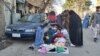 رونق بازار لیلامی فروشی ها در هرات؛ مردم توان خرید لباس های جدید زمستانی را ندارند