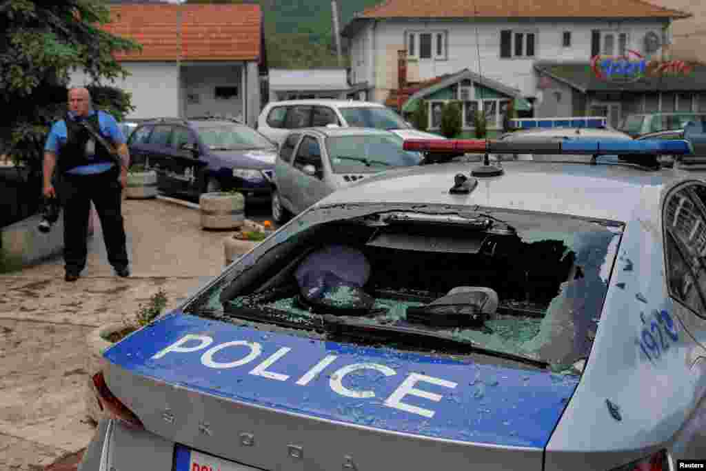 Megrongált rendőrautó a koszovói rendőrség, a békefenntartó katonák és a szerb nemzetiségű tüntetők közötti összecsapások után Zvečanban 2023. május 26-án