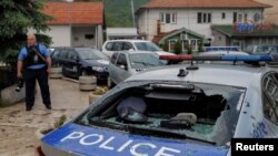 Fotografi ilustruese nga një sulm ndaj një veture të Policisë së Kosovës në Zvecan, më 26 maj 2023.