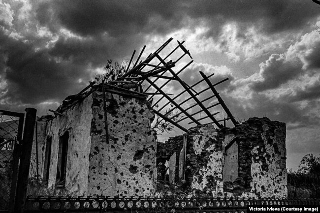Разбитый дом в окрестностях Давыдова Брода. Июль 2023 г.