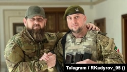 Ramzan Kadirov csecsen elnök az Ahmat-osztag parancsnokával, Apti Alaudinovval