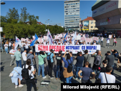 Demonstranti na Trgu Krajine sa transparentima "Nema predaje", 23. septembar 2023.