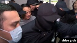 РАйымбек Матраимов после доставления в суд. 