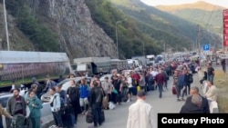 Бегущие от мобилизации россияне на границе с Грузией, сентябрь 2022 года