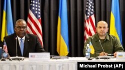 Министр обороны Украины Рустем Умеров (справа) и министр обороны США Ллойд Остин во время встречи в формате «Рамштайн». Авиабаза США возле города Рамштайн-Мизенбах, Германия, 19 сентября 2023 года