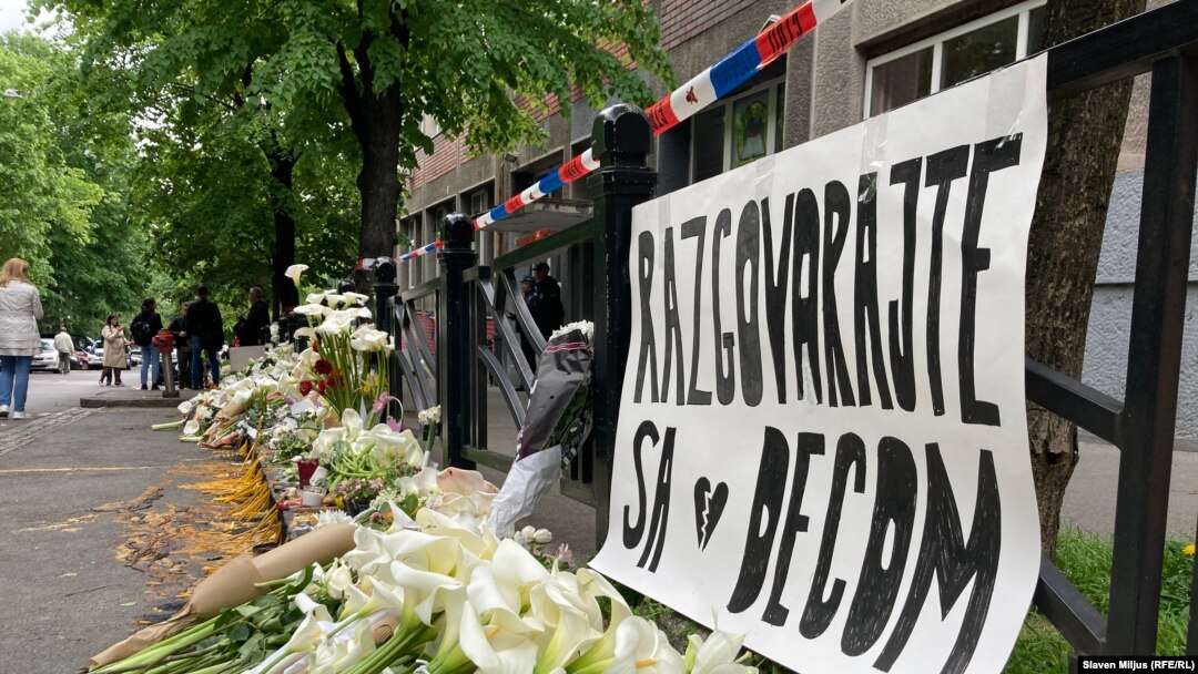 Граѓаните оддаваат почит ден по масовното пукање во основно училиште, 4 мај 2023 година. 