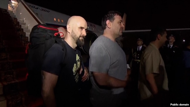 Pablo Gonzalez (majtas) pas arritjes në Rusi më 1 gusht, pas këmbimit të të burgosurve mes Rusisë dhe Perëndimit.