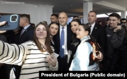 Bugarski predsednik Radev se fotografiše sa mladim ljudima u Prizrenu, decembar 2023.