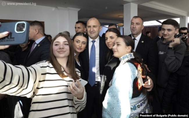 Presidenti bullgar, Radev, fotografohet me disa të rinj në Prizren.