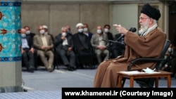 علی خامنه‌ای در واکنش به درخواست‌ها برای برگزاری همه‌پرسی، مردم را به عنوان شرکت‌کنندگان بالقوه در این همه‌پرسی «فاقد تحلیل» توصیف کرد