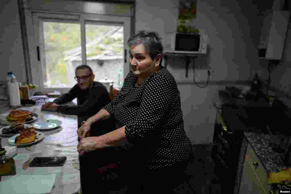 Angeles Orallo, 73 vjeç dhe burri i saj Valentin Ruiz Barreiro në shtëpinë e tyre në Villarino, Spanjë, 2 nëntor 2023.&nbsp;Për disa, arinjtë janë mirëseardhur bashkë me numrin e shtuar të turistëve që ata tërheqin, por për të tjerë, ata janë të padëshiruar. &quot;Ne jemi njerëz të moshuar... fakti që nuk mund të dalim për një shëtitje të qetë, është i trishtueshëm&quot;, u ankua Orallo, e cila ka luftuar për t&#39;i mbajtur arinjtë jashtë kopshtit të saj me perime.