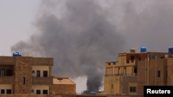 Dim se izdiže iznad zgrada tokom sukoba između paravojnih snaga za brzu podršku i vojske u Sjevernom Kartumu u Sudanu. 22. april 2023.
