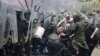 A NATO békefenntartó missziójának katonái összecsaptak a helyi szerb tüntetőkkel&nbsp;a koszovói Zvečan önkormányzati hivatalánál&nbsp;2023. május 29-én.&nbsp;A KFOR katonái három településen&nbsp;próbálták megakadályozni, hogy a tömeg benyomuljon azokba az&nbsp;épületekbe, ahol a szomszédos Szerbia által támogatott, úgynevezett párhuzamos közigazgatás működik
