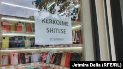 Disa biznese në Tiranë kanë vendosur shpallje në vitrina nëpërmjet së cilave kërkojnë punëtorë.
