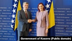 Zamenica premijera Kosova Emilija Redžepi sa Šemsudinom Mehmedovićem