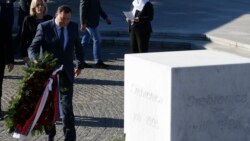 Milorad Dodik, predsjednik RS, polaže vijenac u Memorijalnom centru Potočari, Srebrenica, BiH, 11. novembar 2015.