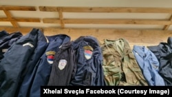 Uniforme srpske policije za koju ministar unutrašnjih poslova Kosova Dželjalj Svečlja kaže da su pronađene na severu, 1. jun 2024.