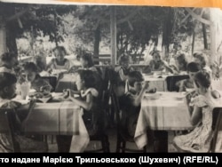 Їдальня дитячого будинку у Слов'янську, серед вихованців Марія Трильовська (Шухевич)