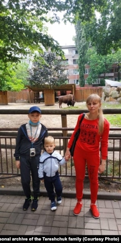 Олександр Терещук з мамою та племінником Кирилом. Фото з особистого архіву родини