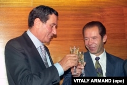 Russian Interior Minister Viktor Yerin (right) toasts his Italian counterpart, Nicola Mancino, in Moscow in September 1993.