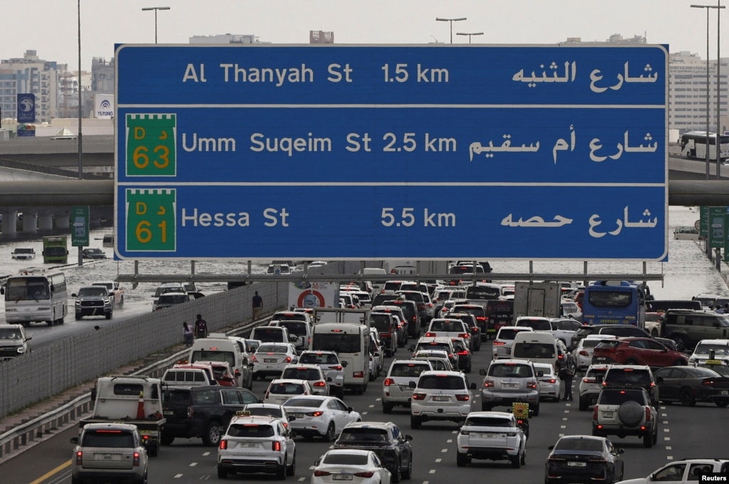 Autoritetet thanë se një autostradë përmes Dubait u reduktua në një korsi të vetme në një drejtim.