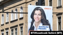 Szentkirályi Alexandrának, a Fidesz–KDNP főpolgármester-jelöltjének választási plakátja a Blaha Lujza téren 2024. június 6-án